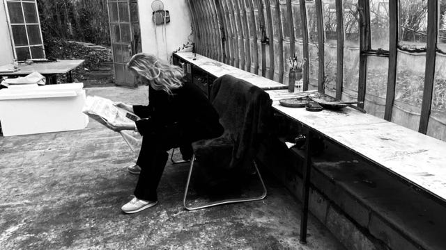 Annette Goessel liest Zeitung in Ihrem ehemaligen Wiener Atelier